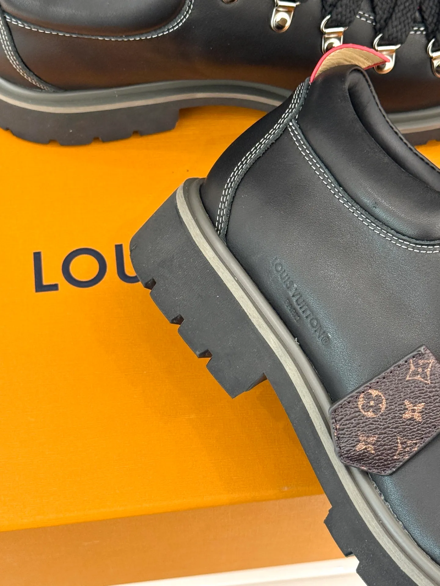 P720 LV Remix derby 25WF new product, the top version of couple's derby shoes, uses classic as the base color to reshape the fashion style✨ Various colors break the monotony. Black is cool, brown is retro, pink is sweet, and blue is fresh. Suitable for different styles of wear🎨 The delicate leather fits the foot shape and the shoelace details hide ingenuity. It is a fashion symbol of walking and steps on the forefront of the trend every step of the way. Start your own style journey🚶‍♀️ The fabric is made of first-layer cowhide, the inner pads are all sheepskin, the original molded custom TPU non-slip outsole size: Female: 35-41 (40/41 customized) Male: 39-46 (45/46 customized)